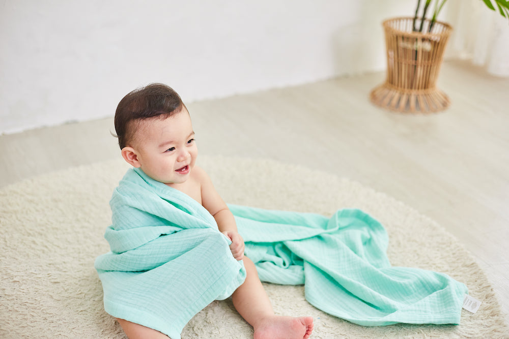 Baby with Fluffyeo Muslin Blanket | Oeteo Singapore