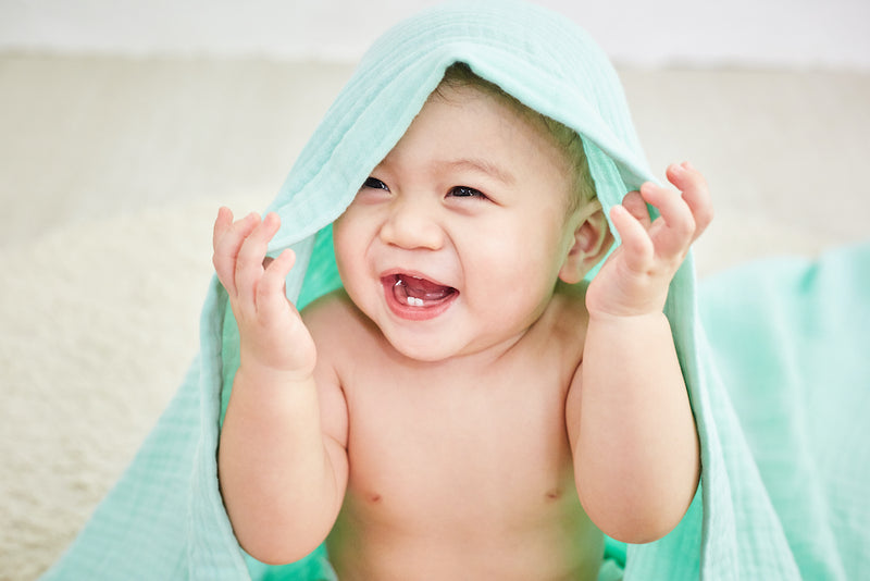Baby with Fluffyeo Muslin Blanket | Oeteo Singapore